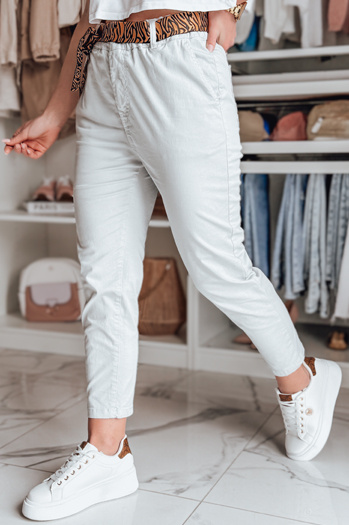 Női alkalmi nadrág övvel MADELINA világos szürke Dstreet UY2625