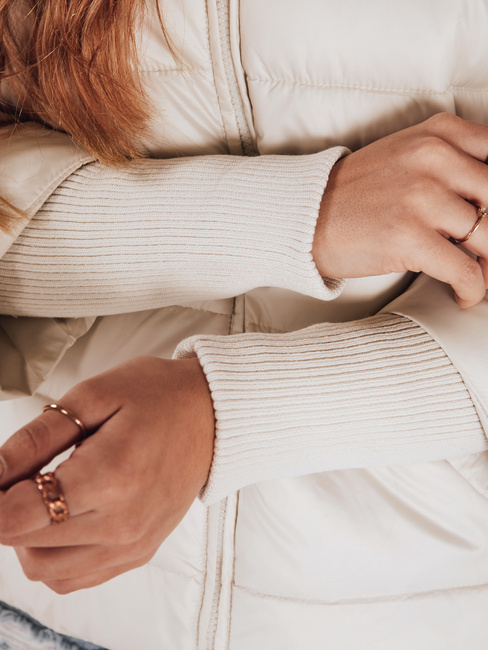 Női steppelt kabát kapucnival fehér Dstreet ty5355